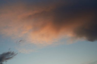 Gün batımında parlayan parlak ışık bulutlarıyla güzel bir akşam masmavi gökyüzü. Sıcak bir yaz akşamı.