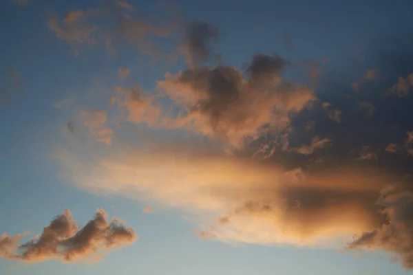 輝く明るい光の雲と夕日の美しい夜の青空 暖かい夏の夜 — ストック写真