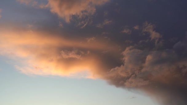 해질 녘의 아름다운 푸른 하늘 과 불꽃같은 밝은 빛의 구름들. 따뜻 한 여름날 저녁. — 비디오