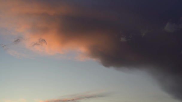 Piękne wieczorne błękitne niebo o zachodzie słońca z płomiennymi jasnymi chmurami. Ciepły letni wieczór. — Wideo stockowe