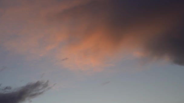 Bela noite céu azul ao pôr do sol com nuvens de luz brilhantes flamejantes. Uma noite quente de verão . — Vídeo de Stock