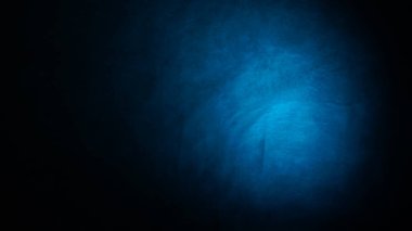 Koyu, bulanık, basit arkaplan, mavi-yeşil soyut arkaplan gradyanı, stüdyo ışığı bulanıklığı.