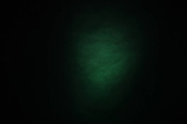 Koyu, bulanık, basit arkaplan, mavi-yeşil soyut arkaplan gradyanı, stüdyo ışığı bulanıklığı.