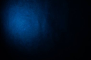 Koyu, bulanık, basit arkaplan, mavi-yeşil soyut arkaplan gradyanı, stüdyo ışığı bulanıklığı.