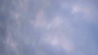 Gün batımında parlayan parlak ışık bulutlarıyla güzel bir akşam mavisi gökyüzü. Sıcak bir akşam.