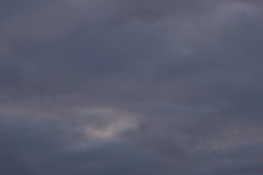 Gün batımında parlayan parlak ışık bulutlarıyla güzel bir akşam mavisi gökyüzü. Sıcak bir akşam.