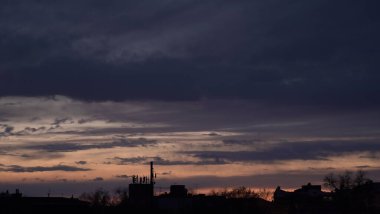 Gün batımında parlayan parlak ışık bulutlarıyla güzel bir akşam mavisi gökyüzü. Sıcak bir akşam.