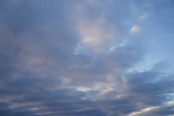 輝く明るい光の雲と夕日の美しい夜の青空 暖かい夜 — ストック写真