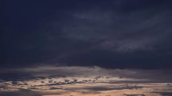 Ein Schöner Blauer Abendhimmel Bei Sonnenuntergang Mit Lodernden Hellen Wolken — Stockfoto