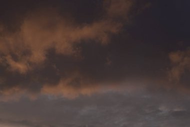 Gün batımında parlayan parlak ışık bulutlarıyla güzel bir akşam masmavi gökyüzü. Sıcak bir yaz akşamı.