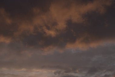 Gün batımında parlayan parlak ışık bulutlarıyla güzel bir akşam masmavi gökyüzü. Sıcak bir yaz akşamı.