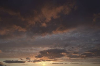 Gün batımında parlayan parlak ışık bulutlarıyla güzel bir akşam masmavi gökyüzü. Sıcak bir yaz akşamı.