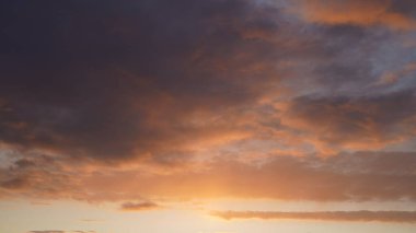 Gün batımında parlayan parlak ışık bulutlarıyla güzel bir akşam masmavi gökyüzü. Sıcak bir yaz akşamı.