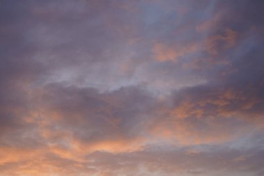 Gün batımında parlayan parlak ışık bulutlarıyla güzel bir akşam masmavi gökyüzü. Sıcak bir yaz akşamı.