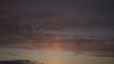 Gün batımında parlayan parlak ışık bulutlarıyla güzel bir akşam masmavi gökyüzü. Sıcak bir yaz akşamı.