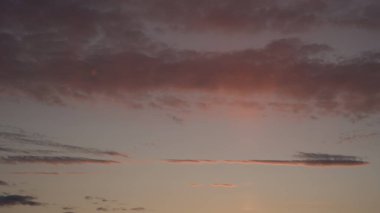 Gün batımında parlayan parlak ışık bulutlarıyla güzel bir akşam masmavi gökyüzü. Sıcak bir yaz akşamı.