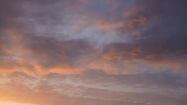 輝く明るい光の雲と夕日の美しい夜の青空 暖かい夏の夜 — ストック写真