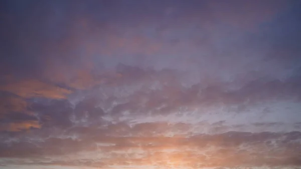 A beautiful evening blue sky at sunset with flaming bright light clouds. Warm evening — Stock Photo, Image