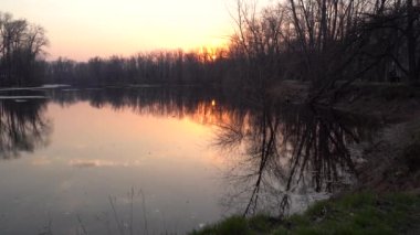 Gün batımında parlayan parlak ışık bulutlarıyla güzel bir akşam masmavi gökyüzü. Gün batımında sıcak bir yaz akşamı. Bahar.