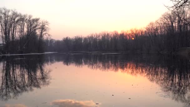 Hermoso Cielo Azul Noche Atardecer Con Llameantes Nubes Luz Brillante — Vídeo de stock