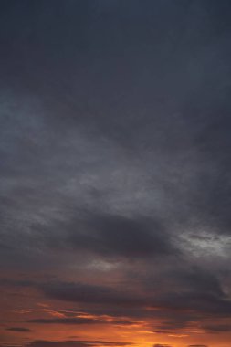 Gün batımında parlayan parlak ışık bulutlarıyla güzel bir akşam mavisi gökyüzü. Sıcak bir akşam. Nisan. Mayıs.