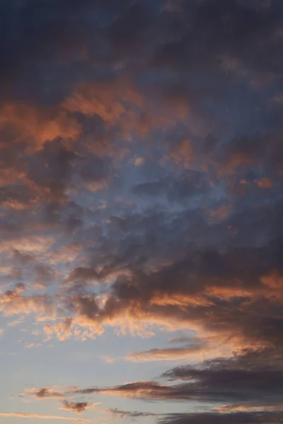 輝く明るい光の雲と夕日の美しい夜の青空 暖かい夜だ — ストック写真