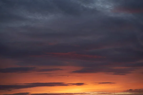 輝く明るい光の雲と夕日の美しい夜の青空 暖かい夜だ — ストック写真