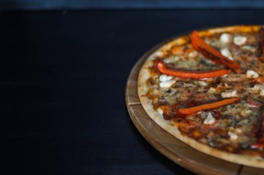 Siyah arka plan üzerine lezzetli taze pizza
