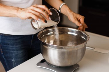 Pudra şekeri dijital ölçek üzerinde ağırlığında