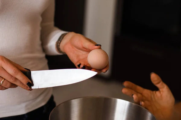 Hånd bryde tabel kniv skaller vagtel æg closeup - Stock-foto
