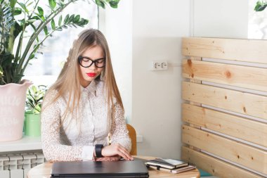 Modern akıllı saatini kullanan genç kadın kadar kapatın