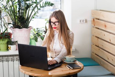 İş yerindeki süveterli mutlu bir iş kadınının portresi.