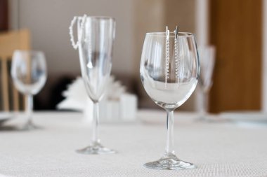 Şampanyayı şarap bardağına dolduran adam