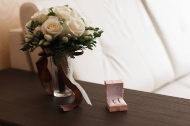 Sarı ve beyaz gül ve ahşap yerde yatarken mavi fresia buket düğün