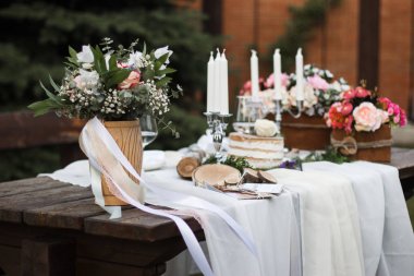 Düğün masası kırsal tarzda ayarlanıyor.