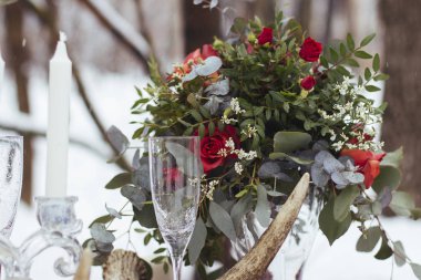 Sarı ve beyaz gül ve ahşap yerde yatarken mavi fresia buket düğün