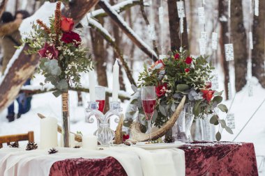 Yemek Masası provence stili, mum, lavanta, ayarını vintage çanak çömlek ve çatal bıçak takımı, portre.
