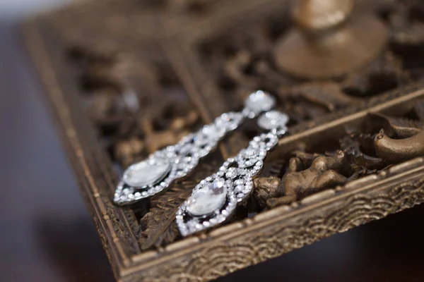 Elegantes pendientes de novia de lujo con anillo de boda — Foto de Stock
