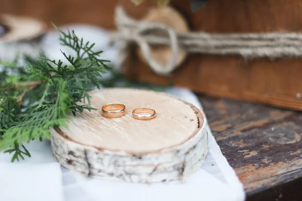 Ahşap bir parça üzerinde nikah yüzüğü. Orman ayna