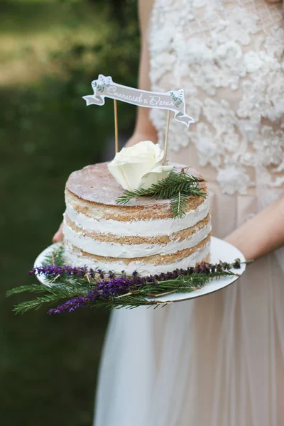 Hochzeitstorte mit Blumen — Stockfoto