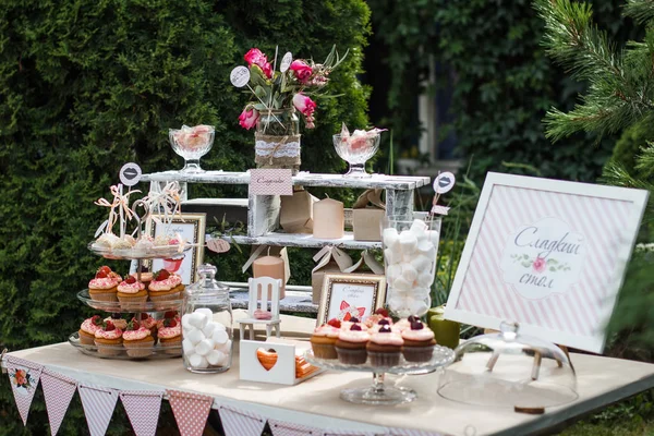 Düğün için tatlı masası.