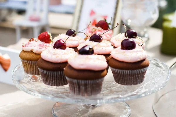 Düğün için tatlı masası.