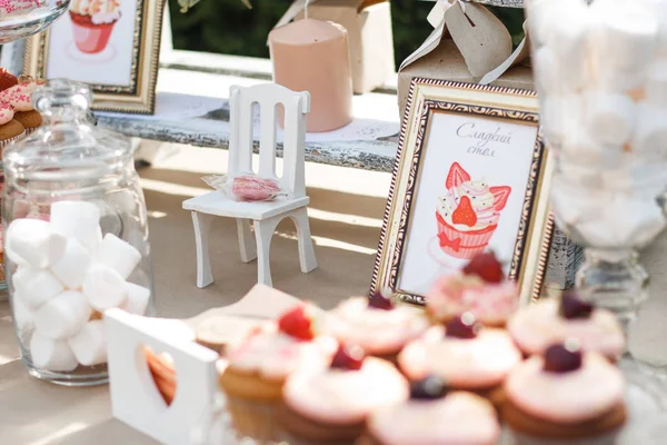 Düğün için tatlı masası.