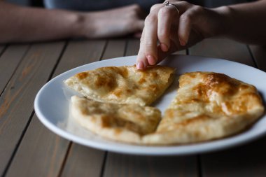 Geleneksel Gürcü pasta - khachapuri, peynirli fırında pişmiş bir pastadır