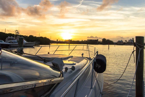 Puesta de sol desde un yate — Foto de Stock