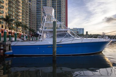 Bir taraftan mavi Motorlu tekne