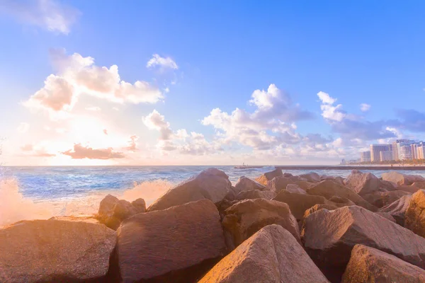 Όμορφη πολύχρωμα Ανατολή του ηλίου στην παραλία με πιτσιλιές και βράχια — Φωτογραφία Αρχείου