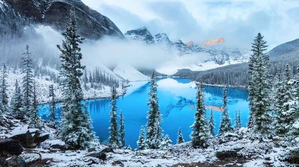 Canadá. Lago Morane. Impresionante vista Fotos de stock libres de derechos