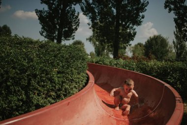 çocuk üzerinde kırmızı su kaydırağı