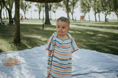 bir havlu yüzme kaka, küçük çocuk